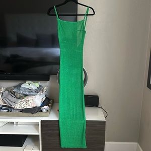 Slinky ZARA holiday dress 💗💚